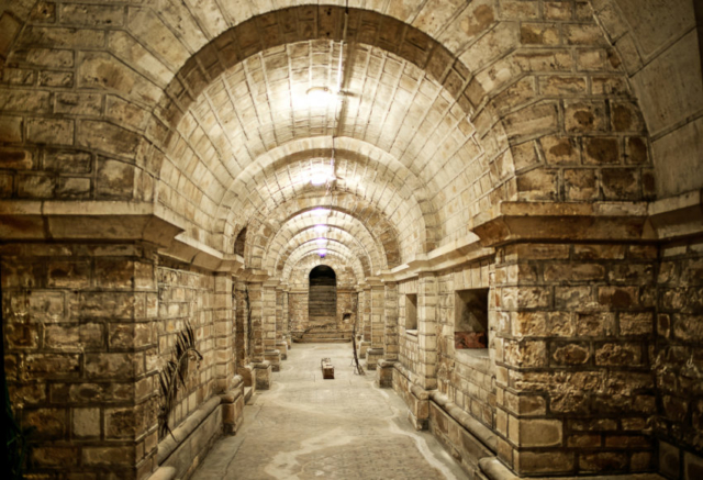 Vue de la crypte à partir de l'autel - © G.-F. Rey