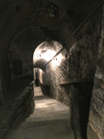Escalier de descente à la crypte, dit escalier antique - © G.-F. Rey